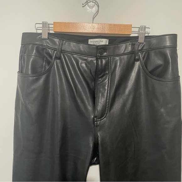 NWT A&F Faux Leather 90s Straight Leg Pant 33 - Picture 4 of 5